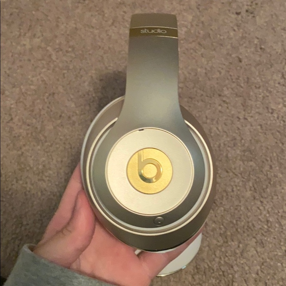 Wireless studio beats